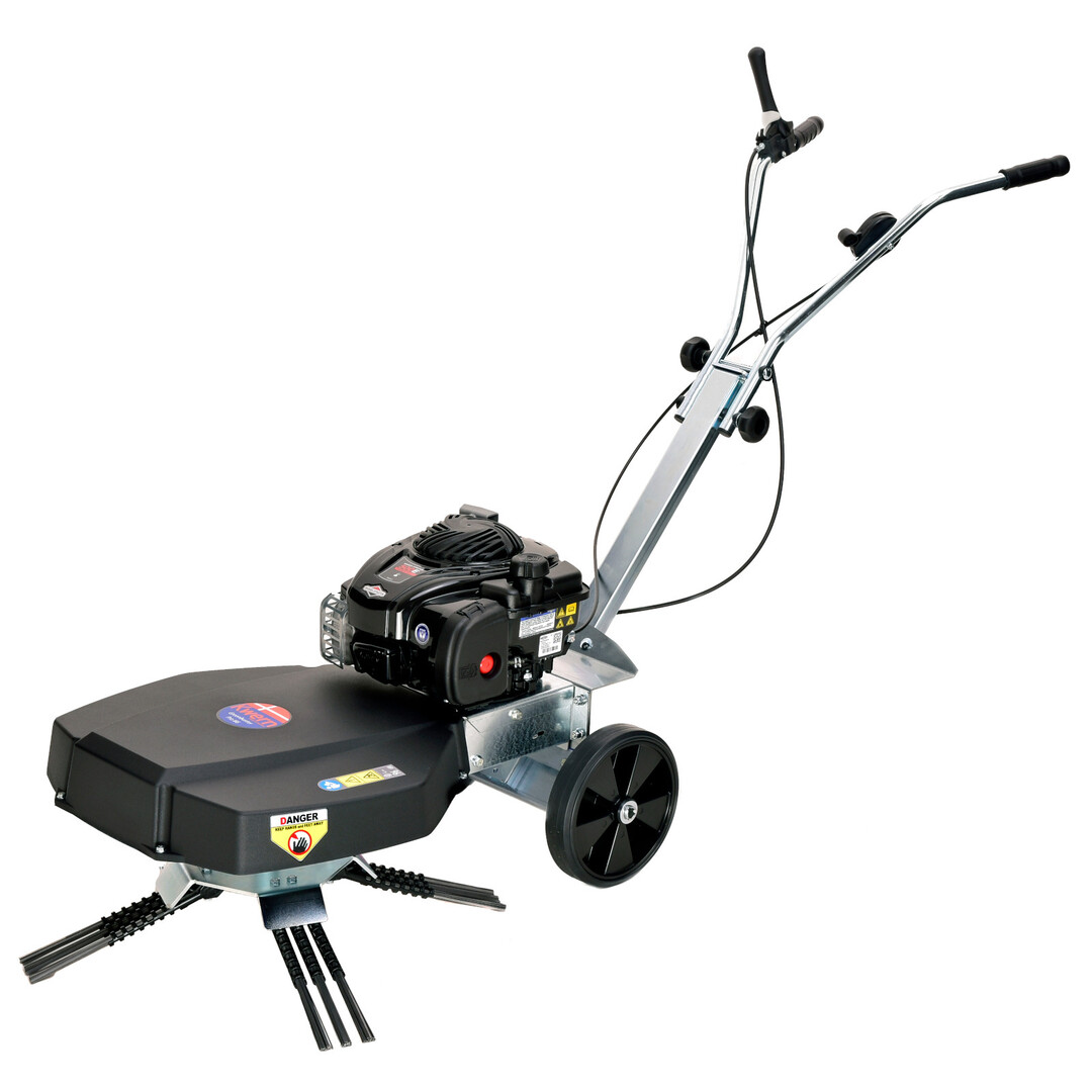 Kwern Greenbuster Pro 66 Wildkrautbuerste. Preisguenstiger Unkrautentferner mit Briggs + Stratton Motor. 66cm Arbeitsbreite, steinschonende Arbeitsweise, exakte Oberflaechenanpassung auch auf Kopfstein und Rasengitterstein. Holt Moos aus den Fugen, schert Gruenwuchs schonend ab. Langsame Drehzahl, geloestes Material bleibt im Arbeitsbereich des Greenbusters liegen und fliegt nicht quer ueber den Hof. Optionaler Steinschlagschutz erhaeltlich. Holm ohne Werkzeug im Handumdrehen stufenlos hoehenverstellbar. Holmrohre fuer Lagerung und Transport leicht nach vorne einklappbar. Buerstentraeger mit 4x3 mit 30cm langen Buersten aus Deutschem Qualitetsfederstahl. Buerstentraeger leicht austauschbar gegen optionalen Roadsweeper Fegekopf mit 10x3 Poly oder Poly-Stahl-Mix Buersten. Gewicht 46kg. Voll galvanisierter Rahmen, grosse 25 x 5 cm Gummireifen, Vier-Takt-Motor. Entwickelt und produziert in Daenemark unter Verwendung von Komponenten europaeischer Hersteller. Anwendungsvideos auf YouTube, Stichwort: Kwern