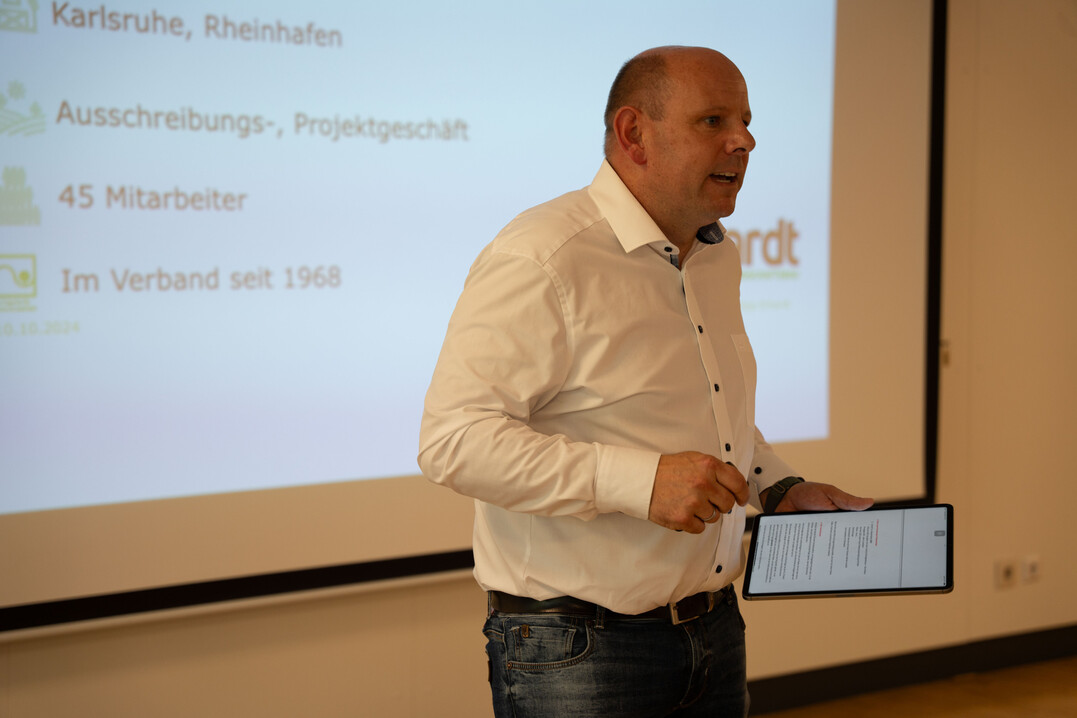 Philipp Erhardt hat innerhalb der Familie bernommen.