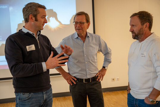 Unternehmensberater Klaus Wolf (Mitte) im Gesprach mit Marco Riley (DEULA Kirchheim) und Unternehmer Stephan Arnold (r.)
