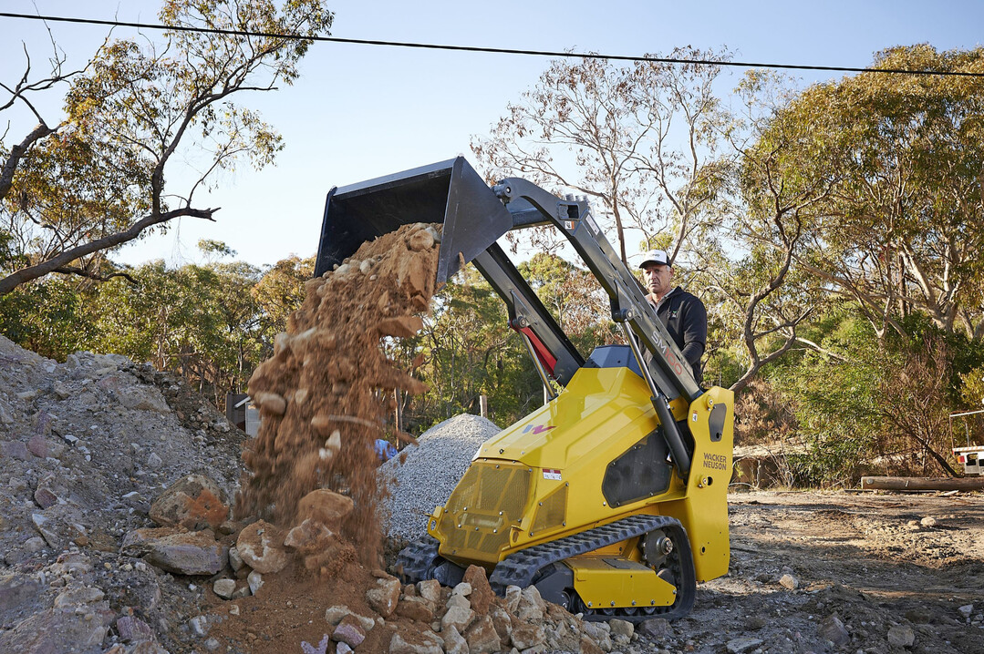 Der Kompaktmaschinen-Spezialist Wacker Neuson hat im vergangenen Herbst mit dem Modell SM100 seinen ersten Mini-Nutzlader vorgestellt.