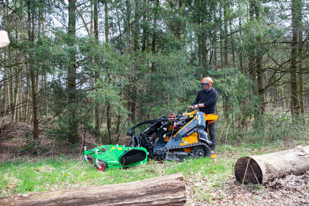 Der Giant 950T mit Dieselmotor beim Mulchen. Der Hersteller Tobroco bietet eine elektrische Schwestermaschine sowie einen Elektrolader auf Rderfahrwerk.