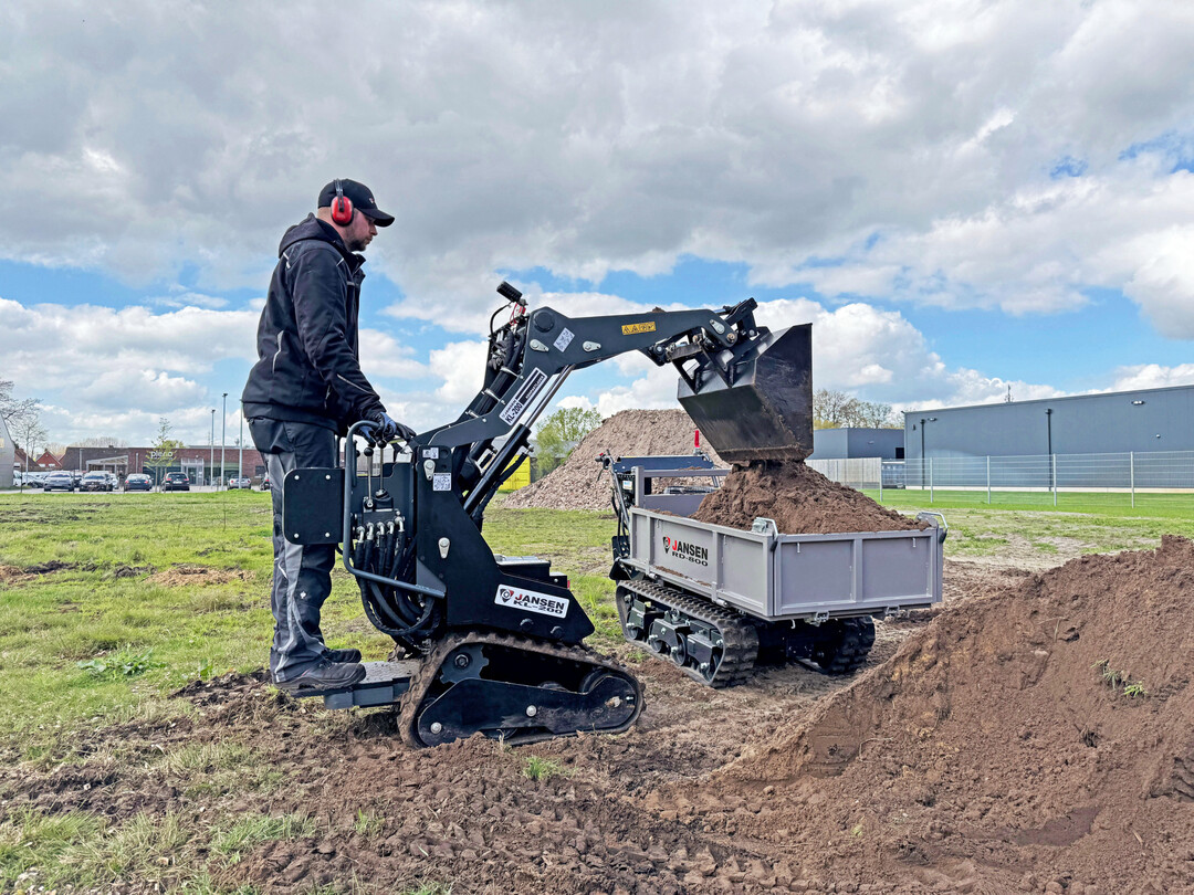 Eindrucksvoll arbeitsam gibt sich der KL200 von Jansen beim Umsetzen von Gestrpp und Stmmen oder beim Umschlagen von Schttgut.