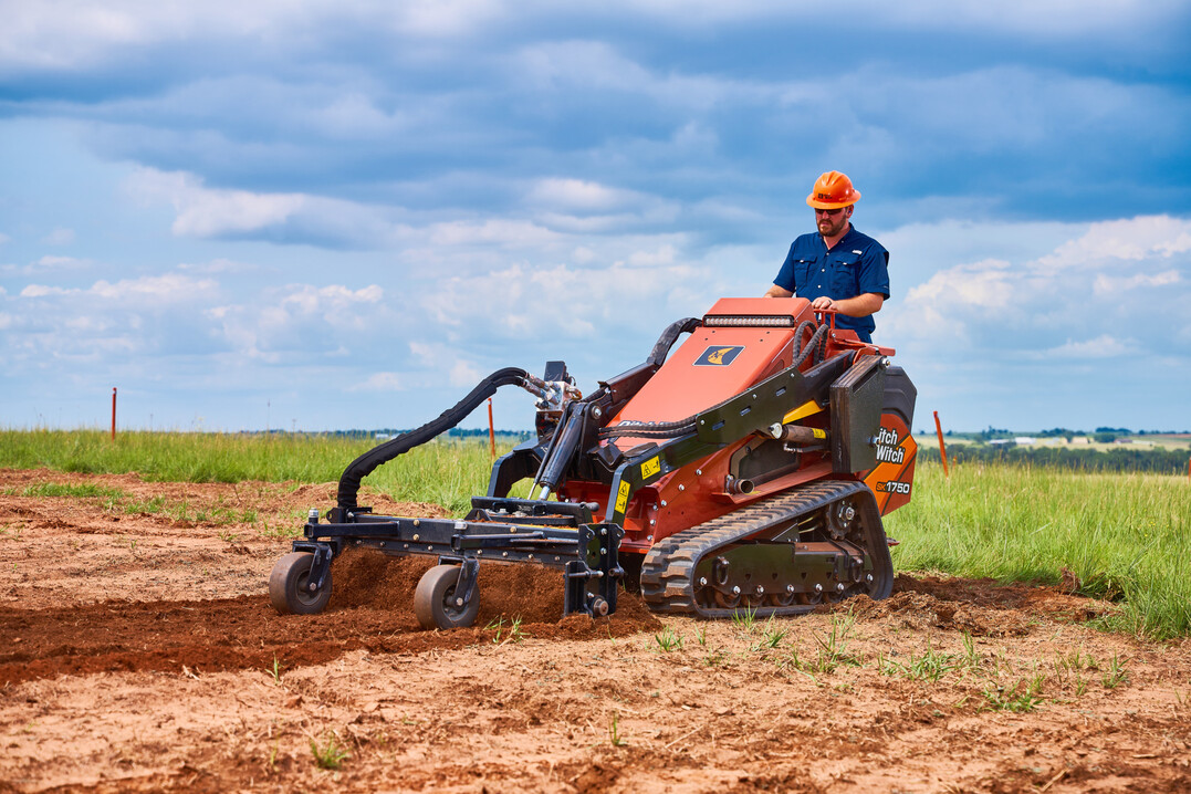 Der kraftvolle Ditch Witch SK1750 bei der Bodenbearbeitung. Fr einen soliden Stand und ein sicheres Vorankommen sorgt das Pendelrollen-Laufwerk.