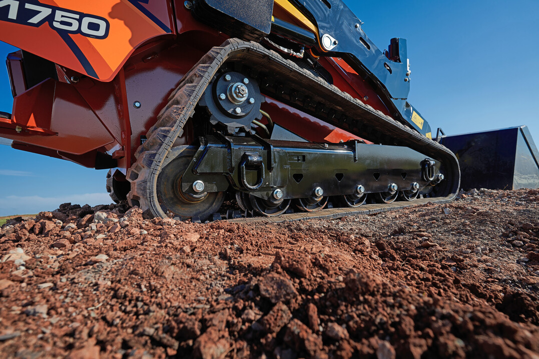 Der kraftvolle Ditch Witch SK1750 bei der Bodenbearbeitung. Fr einen soliden Stand und ein sicheres Vorankommen sorgt das Pendelrollen-Laufwerk.