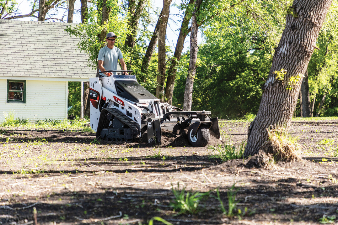 Planieren wie ein Groer: Der Bobcat MT100 kann mit Grader plus Vorlaufrad genauso schnell und exakt arbeiten wie ein Kompaktlader mit Kabine.