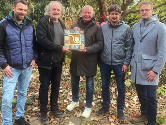 VGL-Geschftsfhrer Reiner Bierig (m.) gratulierte Michael Lutz (2.v.l.) zum 100-jhrigen Bestehen. Alexander Kuhn (l.), Andreas Schake (2.v.r.) und Christian Rhrs (r.) von ProNatur sind Teil der Nachfolgelsung.