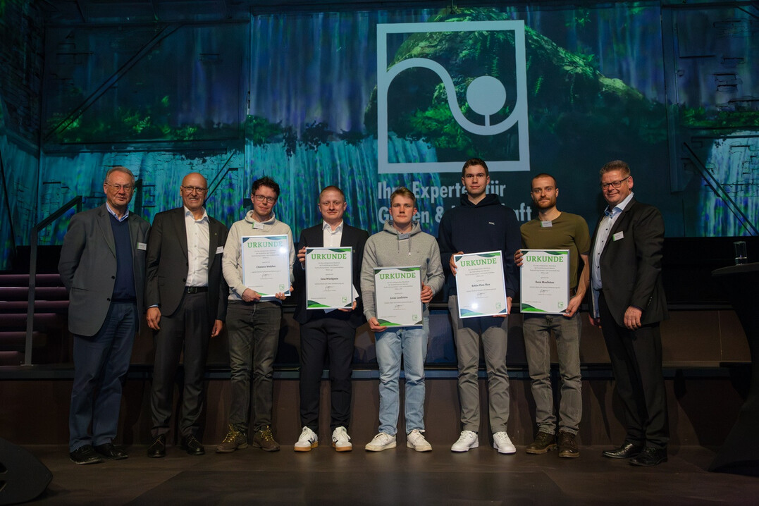 Die prfungsbesten Landschaftsgrtner, Meister und Agrarbetriebswirte des Jahres 2024 zusammen mit VGL NRW-Prsident Josef Mennigmann (2.v.l.), Vizeprsident Frank Linneweber (r.) und Ehrenprsident H. Christian Leonhards (l.). 