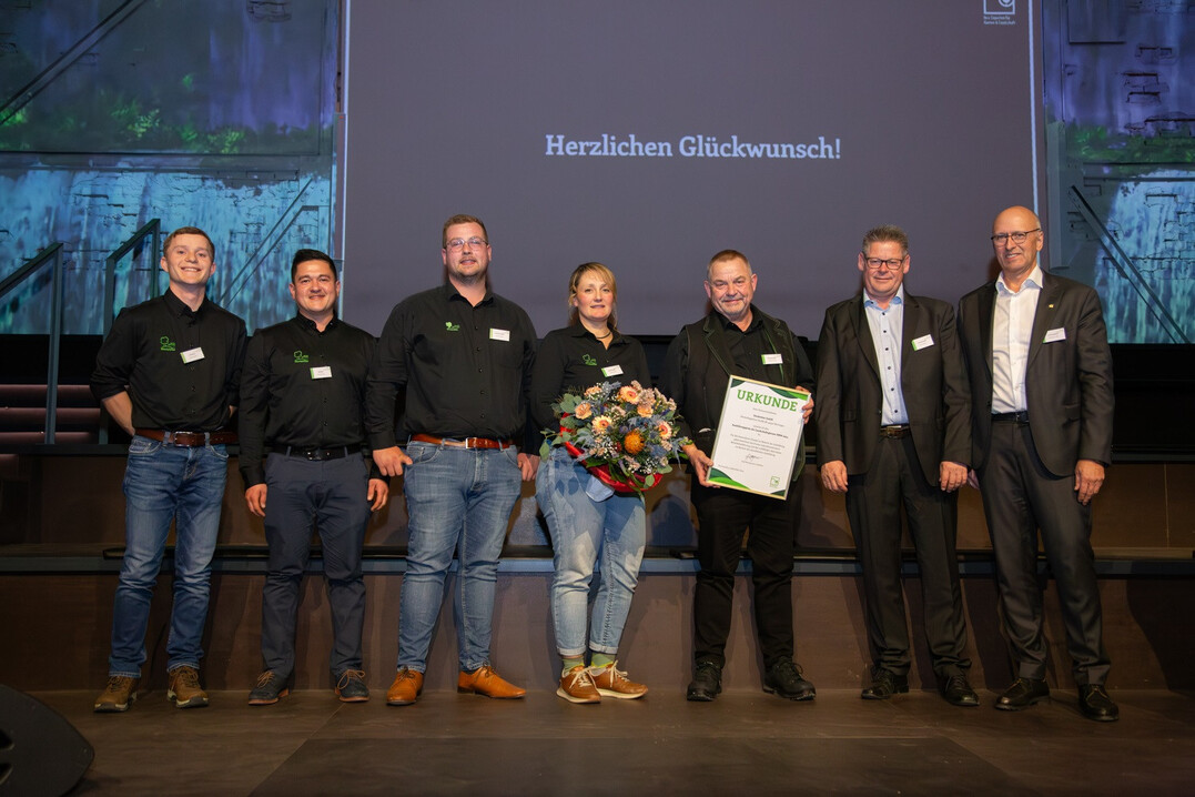VGL NRW-Prsident Josef Mennigmann (r.) und Vizeprsident Frank Linneweber (2.v.r.) gratulierten dem diesjhrigen Gewinner des Ausbildungspreises der Landschaftsgrtner NRW: der Stockreiter GmbH aus Mettingen. 