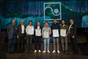 H. Christian Leonhards, Josef Mennigmann und Frank Linneweber (r.) vom VGL gratulierten Clemens Walther, Jona Windgasse, Jonas Laufhtte Robin-Finn Hau und Ren Moelleken.