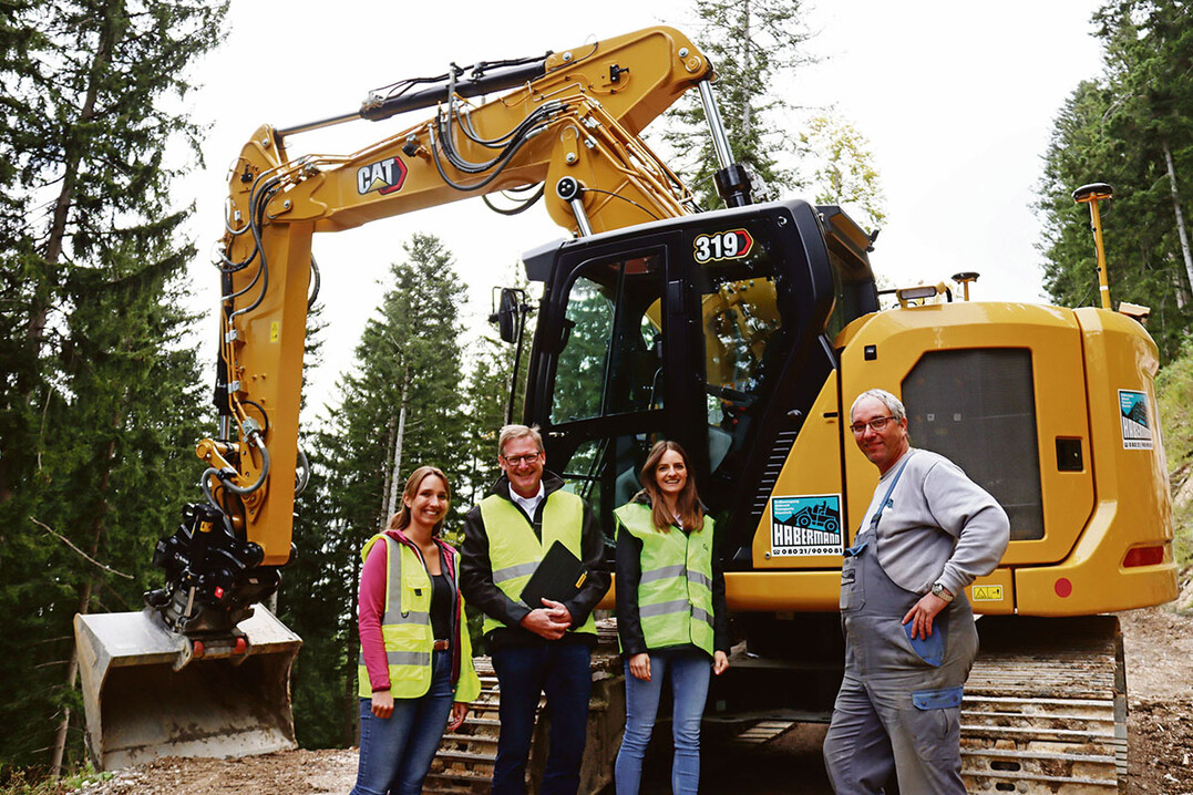 Unternehmer Andreas Habermann (rechts) mit seiner Tochter und Bauingenieurin Sophia Habermann (links), Dominik Wiesboeck (Zweiter von links), leitender Verkaufsrepräsentant der Zeppelin Niederlassung München, und Theresia Brändle (Zweite von rechts), verantwortliche Produktmanagerin für mittelgroße Kettenbagger bei Zeppelin.