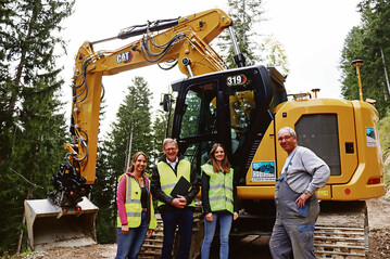 Unternehmer Andreas Habermann (rechts) mit seiner Tochter und Bauingenieurin Sophia Habermann (links), Dominik Wiesboeck (Zweiter von links), leitender Verkaufsrepräsentant der Zeppelin Niederlassung München, und Theresia Brändle (Zweite von rechts), verantwortliche Produktmanagerin für mittelgroße Kettenbagger bei Zeppelin.
