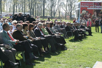 Bad Nauheims Brgermeister Bernd Witzel erffnete gemeinsam mit Ministerprsident Roland Koch, Landrat Joachim Arnold, dem Prsidenten des Hessischen Grtnereiverbandes Jrgen Mertz sowie den beiden Geschftsfhrern der Landesgartenschau Hartmut Kind und Detleff Wierzbitzki Hessens grtes Gartenfest.