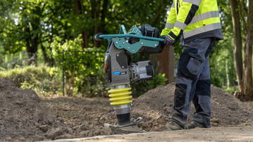Liegt gut in der Hand: Ein vibrationsarmer Fhrungsbgel erleichtert die Arbeit mit dem Ammann eATR 68.