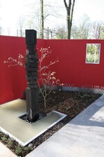 Die Wand ist farbiger Blickpunkt und Hindernis zugleich - schmale Öffnungen lassen einen Blick auf das Dahinter zu und machen neugierig.