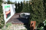 Der von Eiben umgebene "Wellnessbereich" des Gartens mit Whirlpool.