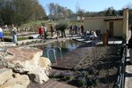Der Wellnessgarten von Becka GaLaBau aus Oberhausen-Borbeck. Im Mittelpunkt steht der 50 m² große Naturteich. Ein Holzsteg führt auf die Liegefläche der Außensauna.
