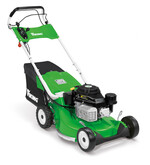 Den Benzin-Rasenmäher VIKING MB 756 GS liefert Rasenprofis präzise Schnitt-Ergebnisse und hohen Komfort, auch bei längeren Mähzeiten. Das Hybridgehäuse mit seitlichen Schutzleisten ist leicht und robust.