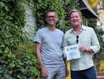 BuGG-Präsident Dr. Gunter Mann (links) überreicht dem Sieger Andreas Lichtblau die Siegerplakette