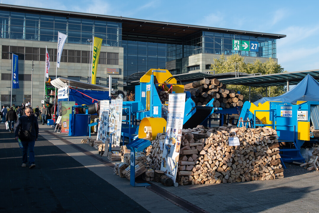 Das Verwerten und Aufbereiten von Holz ist eines der Themen, das Landschaftsgärtner und Flächenmanager auf der Agritechnica interessiert.