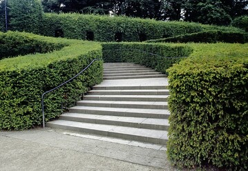 Der Bau bequemer und optisch ansprechender Treppen stellt Planende und Ausfhrende immer wieder vor groe Herausforderungen. Architekt Gnter Mader erklrt, worauf es bei Treppen und Rampen im Freiraum ankommt.