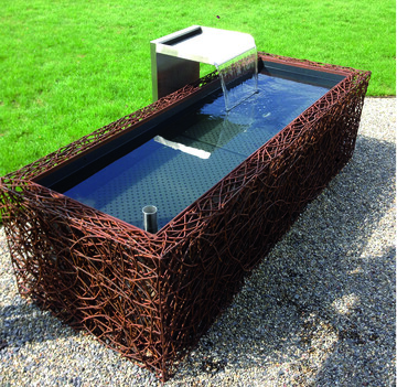Das Wasserbecken mit Drahtummantelung des Schweizer Herstellers conma ist ein echter Hingucker und so fr jeden Garten geeignet.