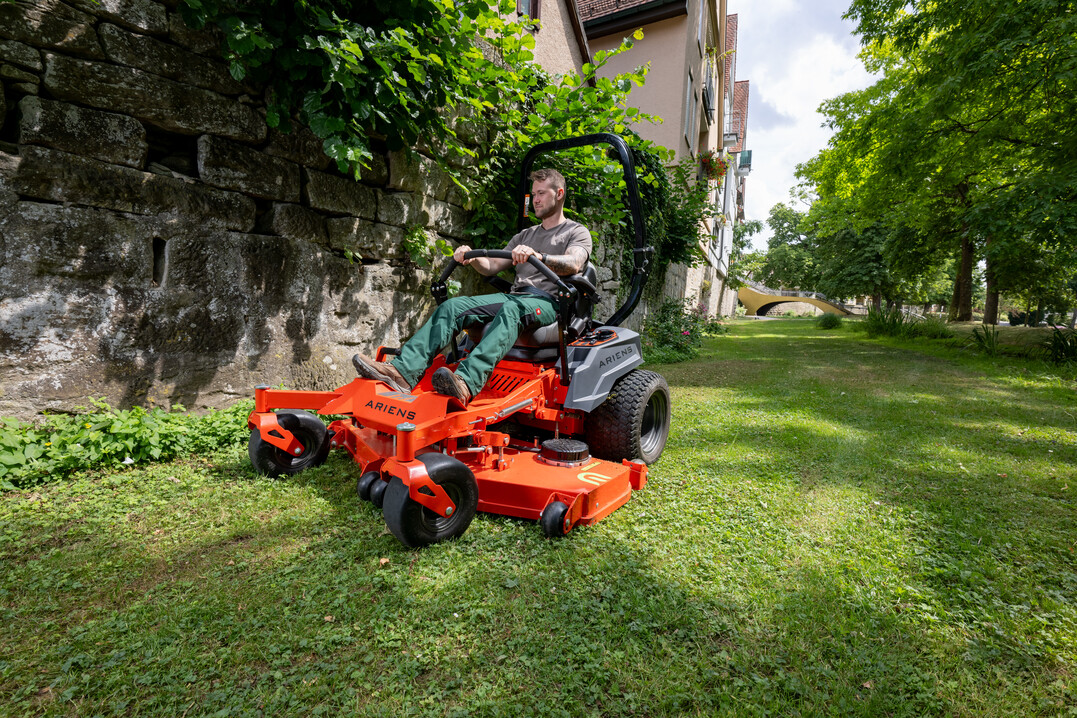 Der Ariens Zenith E ist ein professioneller Batterie-Zero-Turn-Mher fr den tglichen Profi-Einsatz