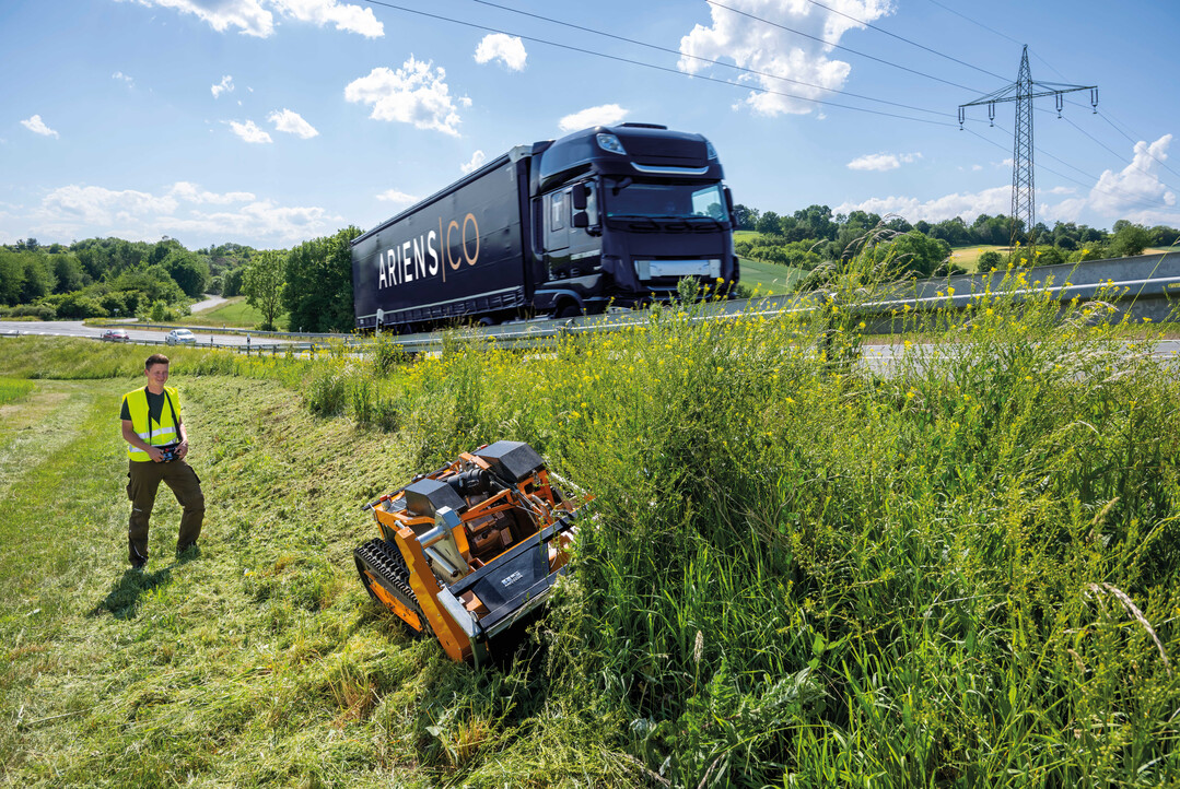 Der ferngesteuerte Schlegelmäher mit Raupenantrieb von AS-Motor, dem Experten für Steilhangmäher.