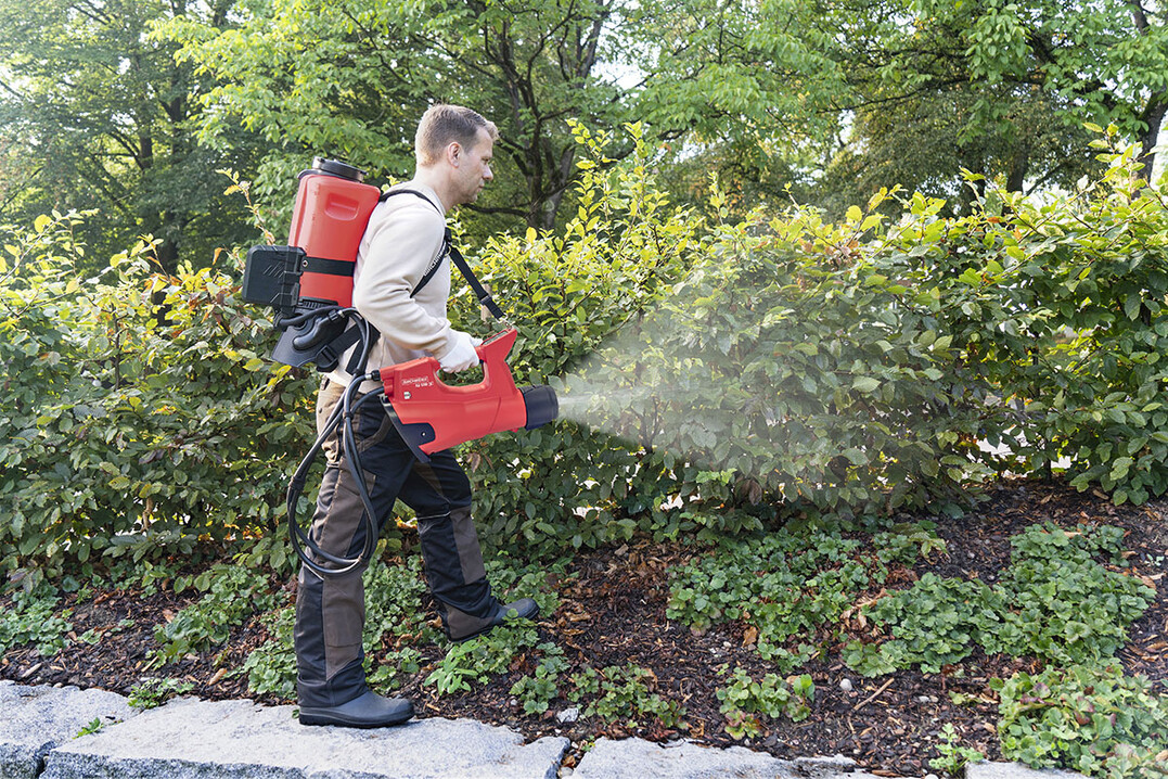 Moderne Sprüh-Applikation mit dem Akku-Sprühgebläse AS 1200
