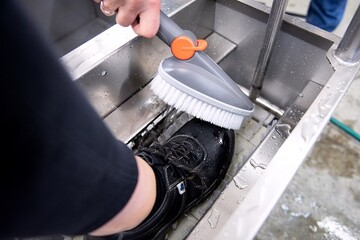 Die Stiefelwaschanlage von Aschl befreit Stiefel, Gummistiefel und Arbeitsschuhe schnell und bequem von Verschmutzungen. 