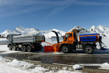 ASH Group PATT Unimog mit Seitenschneeschleuder und Stratos