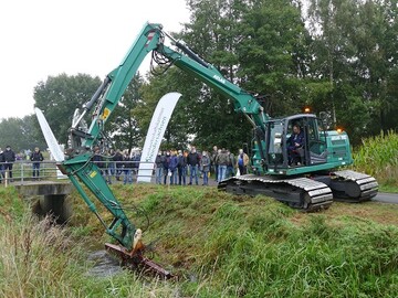 Die Arbeit bei der Gewsserunterhaltung erfordert speziell ausgerstete Bagger. ATLAS hat solche bei einer Spezialmesse im praktischen Einsatz gezeigt. Der ATLAS Bigfoot mit seinen superbreiten und -hohen Reifen ist bodenschonend und gelndegngig. 