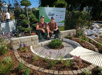 Simon Hummel und Hannes Mattenklott vom TEAM GRN Furtner-Althaus aus Elzach im Schwarzwald in ihrem fertigen Garten beim Landschaftsgrtner-Cup 2019 auf der BUGA in Heilbronn. 
