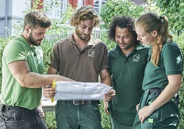 Die Ausbildung im Garten- und Landschaftsbau dauert in der Regel drei Jahre. Mit dem erfolgreichen Abschluss erlangen die jungen Frauen und Mnner den Beruf Grtner/in der Fachrichtung Garten- und Landschaftsbau  kurz Landschaftsgrtner/in. 
