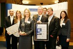 Verleiher und Preisträger des Ausbildungs-Asses 2014: Michael Schillinger, Vertriebsvorstand der INTER Versicherungsgruppe; Jana Marquitan, Auszubildende Loll Feinmechanik GmbH; Christina Bichel, Leiterin Finanzen und Personal Loll Feinmechanik GmbH; Ralf Kalbitz, Warenhausleiter Famila Uetersen; René Fornol, Bundesvorsitzender der Junioren des Handwerks; Adonis Andresen, Ausbilder und Referent Fachverband Fachverband Garten-, Landschafts- und Sportplatzbau Schleswig-Holstein e.V.; Toni Yvonne Barkow, Ressortinhaberin Bildung der Wirtschaftsjunioren Deutschland (v. li. n. re.).
