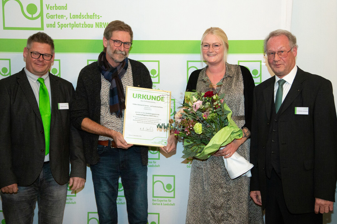 Volker und Johanna Dietewich (Mitte) wurden von VGL NRW-Präsident H. Christian Leonhards (r.) und dem Vorsitzenden des Bildungsausschusses NRW Frank Linneweber (l.) mit dem Ausbildungspreis der Landschaftsgärtner NRW 2021 ausgezeichnet.
