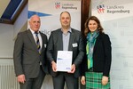 V.l.: Rainer Sinn, 2. Bürgermeister der Gemeinde Obertraubling, bei 
der Auszeichnung von Karl Artinger, Geschäftsführer der Artinger GmbH & Co. KG, zusammen mit 
Tanja Schweiger, Landrätin des Landkreises Regensburg.
