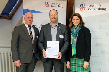 V.l.: Rainer Sinn, 2. Brgermeister der Gemeinde Obertraubling, bei 
der Auszeichnung von Karl Artinger, Geschftsfhrer der Artinger GmbH & Co. KG, zusammen mit 
Tanja Schweiger, Landrtin des Landkreises Regensburg.
