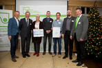 Verbandspräsident H. Christian Leonhards (2. v. l.) und Vorsitzender des Ausbildungsausschusses Frank Linneweber (r.) überreichen der Grütters GmbH den Ausbildungspreis. Links: Inhaber Josef Grütters.