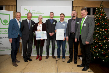 Verbandsprsident H. Christian Leonhards (2. v. l.) und Vorsitzender des Ausbildungsausschusses Frank Linneweber (r.) berreichen der Grtters GmbH den Ausbildungspreis. Links: Inhaber Josef Grtters.