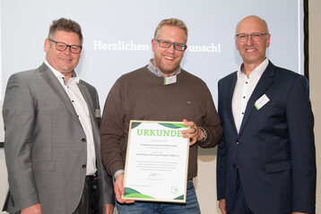Wurde von VGL NRW-Prsident Josef Mennigmann (r.) und Vizeprsident Frank Linneweber (l.) mit dem Ausbildungspreis der Landschaftsgrtner NRW 2022 ausgezeichnet: Terwiege Garten- und Landschaftsbau