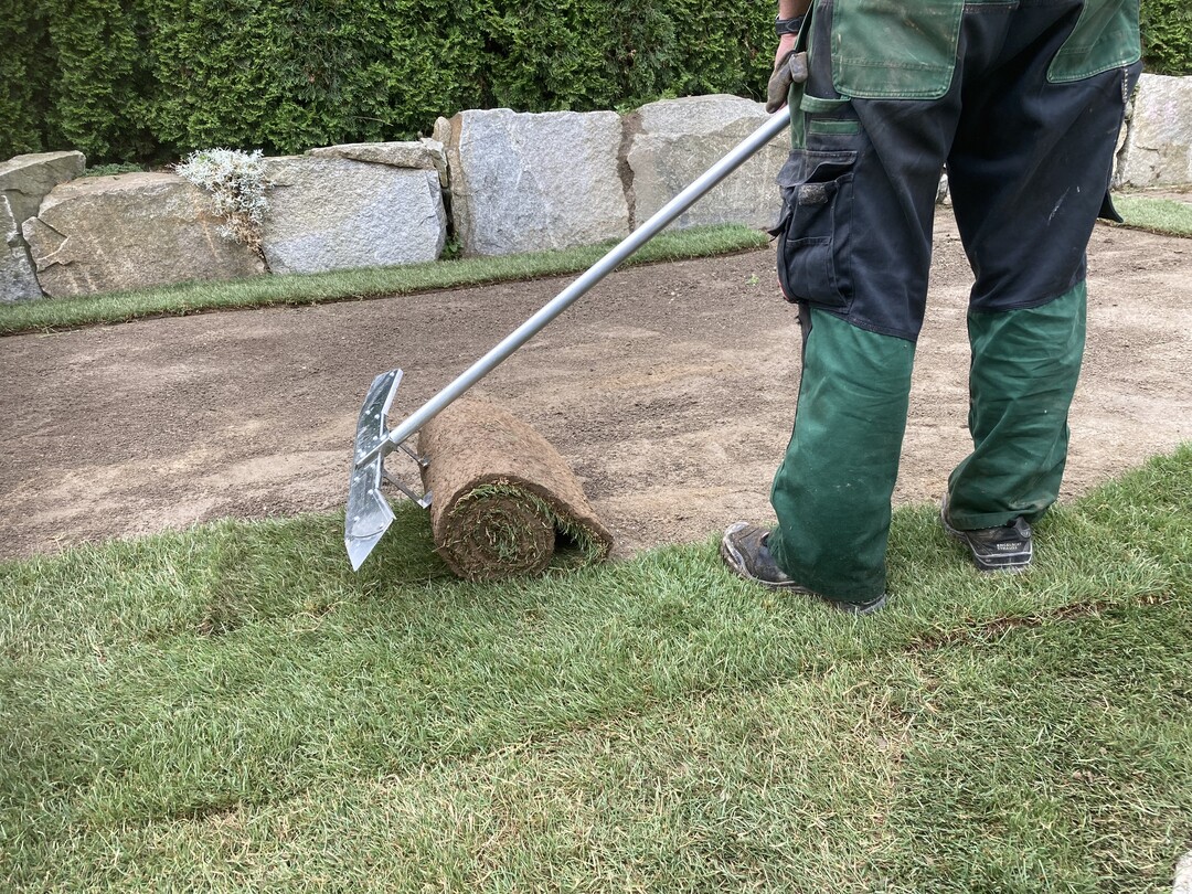 Der Rollrasenleger von Ziegler Rollrasen