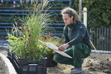 ber 1.500 junge Frauen und Mnner befanden sich 2022 in einem laufenden Ausbildungsverhltnis im bayerischen Garten- und Landschaftsbau.