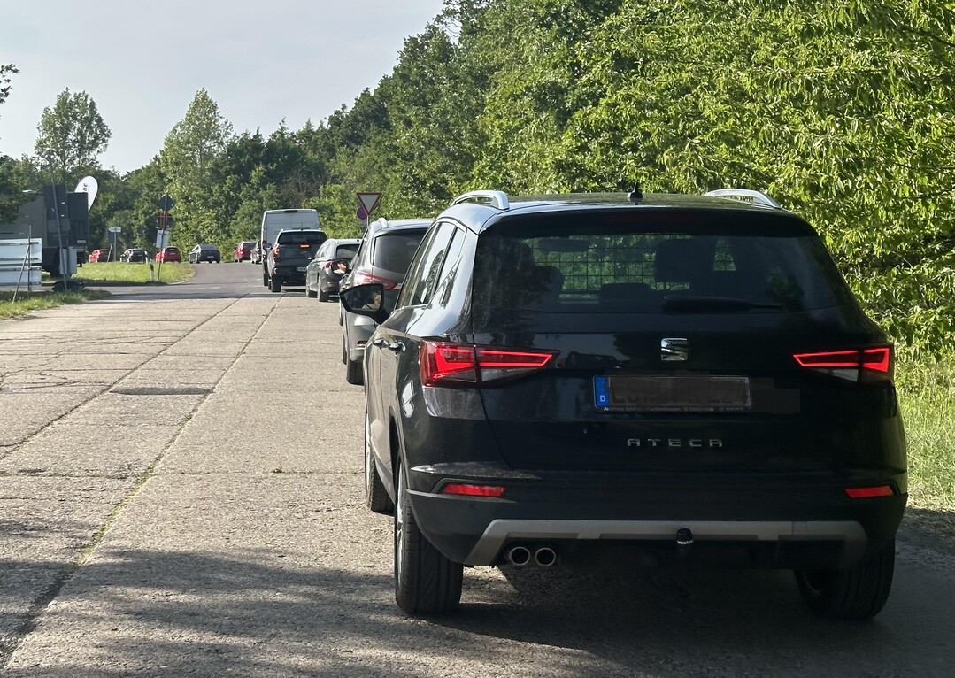 Die Autoschlange nach der demopark gehrt zum Messealltag. Aber es ist kein Vergleich zu den Anfngen.