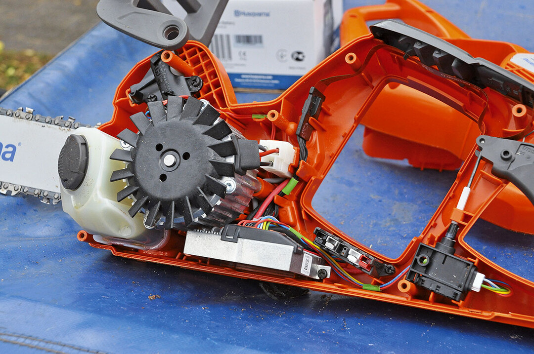 Dass Husqvarna eine lange Sgen-Historie hat, merkt man auch bei den Akku-Baumpflegesgen. Bei Husqvarna sind Motor und Steuereinheit einfach wechselbar dank guter Steckverbindungen.