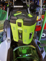 Akku von EGO mit gummiertem Stoß- und Fallschutz.