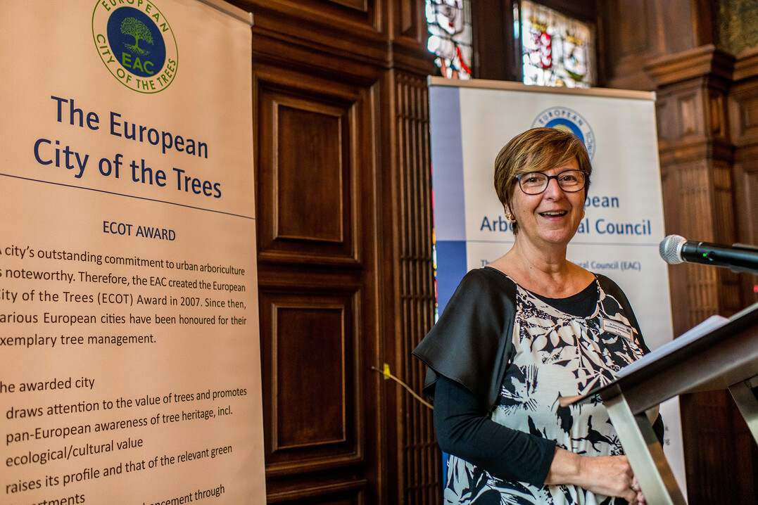 EAC-Prsidentin Stefania Gasperini aus Italien begrte im altehrwrdigen Rathaus von Antwerpen BaumpflegerInnen aus ganz Europa sowie aus Hongkong und den Vereinigten Staaten zur Preisverleihung des European City of the Trees (ECOT) Award 2023  und anschlieend zur EAC-Jahrestagunge. Dort wurde Gasperini im Amt besttigt.