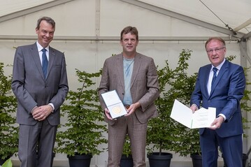 Fr auergewhnliche Arbeiten am Danakil, dem Wsten- und Urwaldhaus, erhielt Udo Lindenlaub (Mitte), Geschftsfhrer der Lindenlaub GmbH den Staatsehrenpreis des BMEL. BGL-Prsident Lutze von Wurmb (links) und Ministerial-Dirigent Walter Dbner (BMEL, rechts) gratulierten. 
