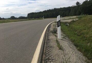 Befestigte Straenbankette erhhen die Sicherheit der Verkehrsteilnehmer. 