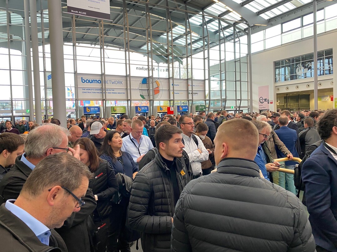 Zur tgliche Erffnung fr die Besucher um 9:30 standen die Menschen schon Schlange.