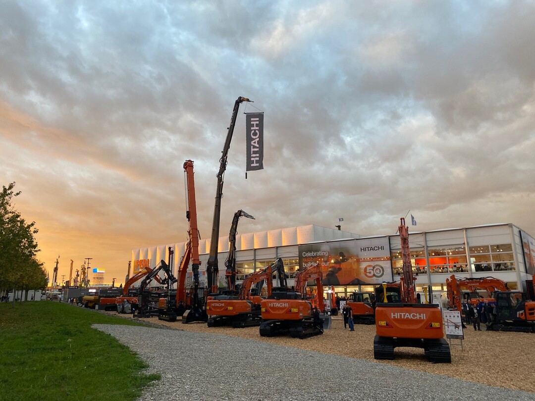 Sonnenuntergang ber der bauma - hier bei Hitachi. Das gibt es nur mit der einmaligen Herbst-bauma 2022.